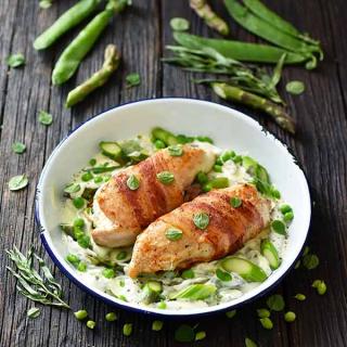Blanc de volaille au fromage de chèvre, estragon et lard