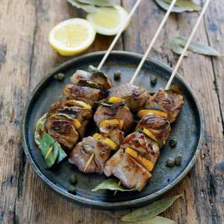 Brochettes d'agneau au citron et laurier