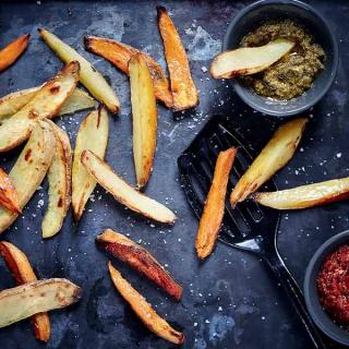 Frites de pommes de terre et de patates douces