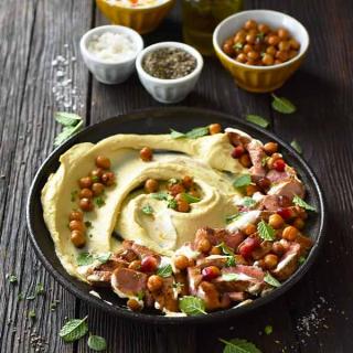 Gigot d'agneau à la harissa et au houmous
