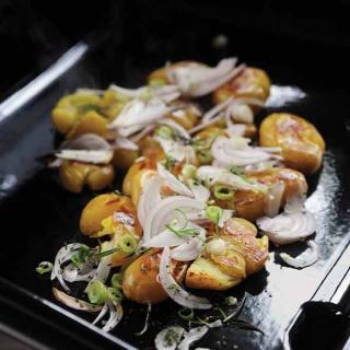 Pommes de terre tapées aux deux oignons et aux herbes