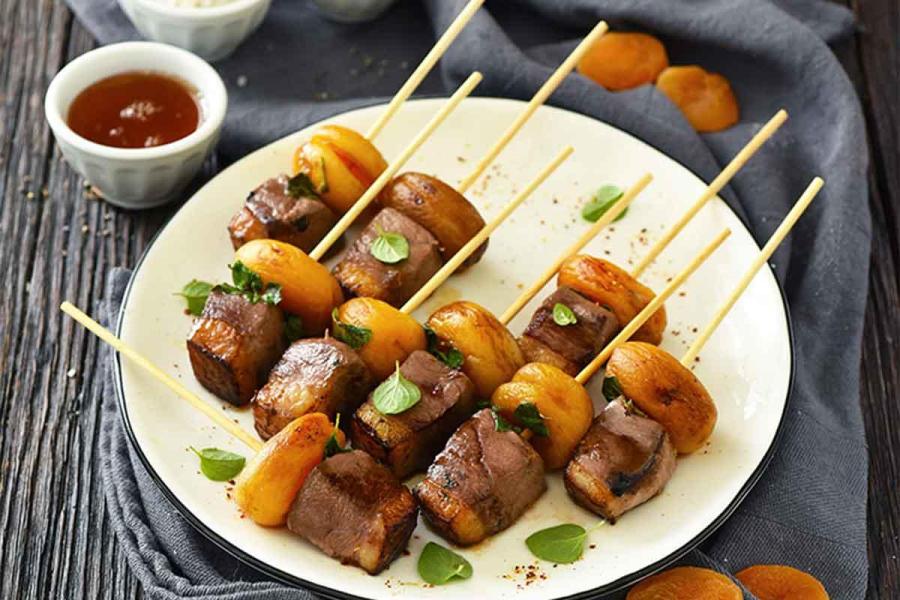 Mini brochettes de canard aux abricots