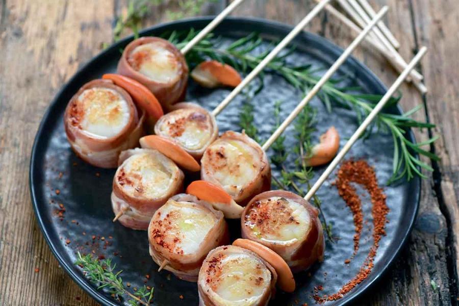 Brochettes de Saint-Jacques roulées au lard
