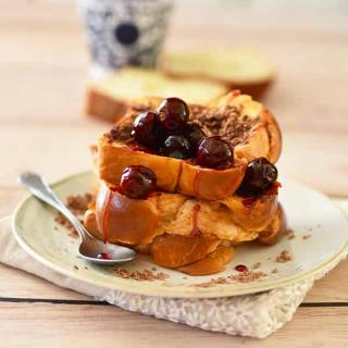 Brioche grillée chocolat cerises amarena Brioche grillée chocolat cerises amarena
